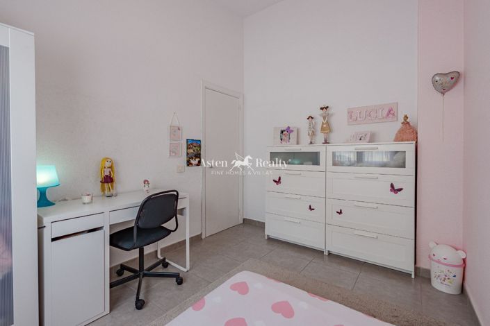 Image No.18-4 Bed House for sale