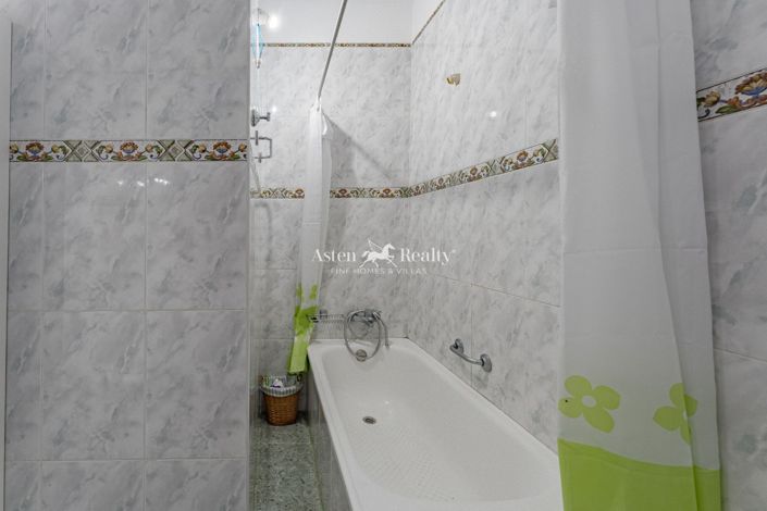 Image No.21-3 Bed House for sale