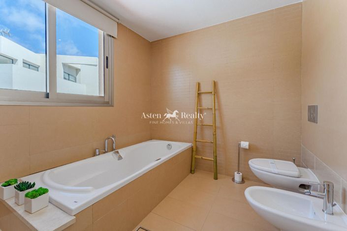 Image No.7-4 Bed Villa for sale