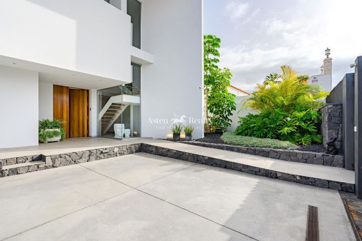 Image No.2-4 Bed Villa for sale