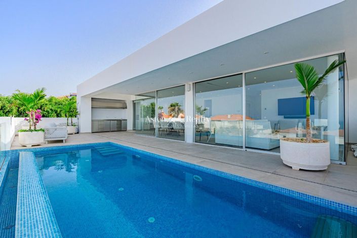 Image No.1-4 Bed Villa for sale