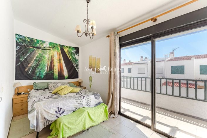 Image No.8-4 Bed House for sale