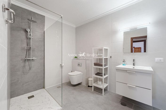 Image No.18-5 Bed House for sale