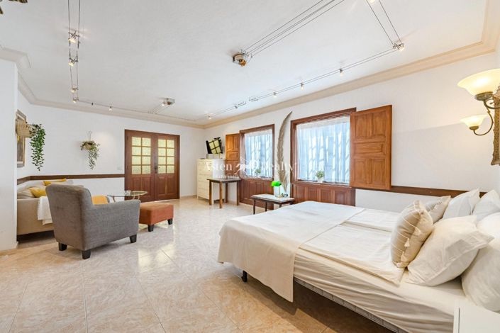 Image No.19-5 Bed House for sale