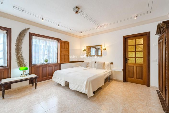 Image No.20-5 Bed House for sale