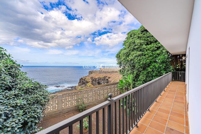 Image No.1-6 Bed Villa for sale