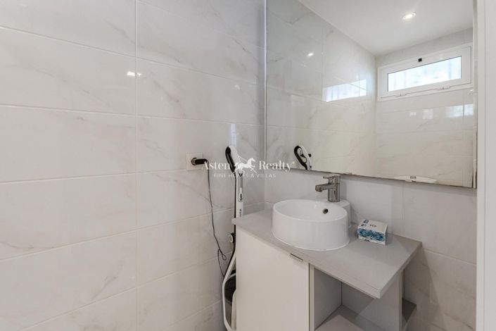 Image No.8-4 Bed House for sale