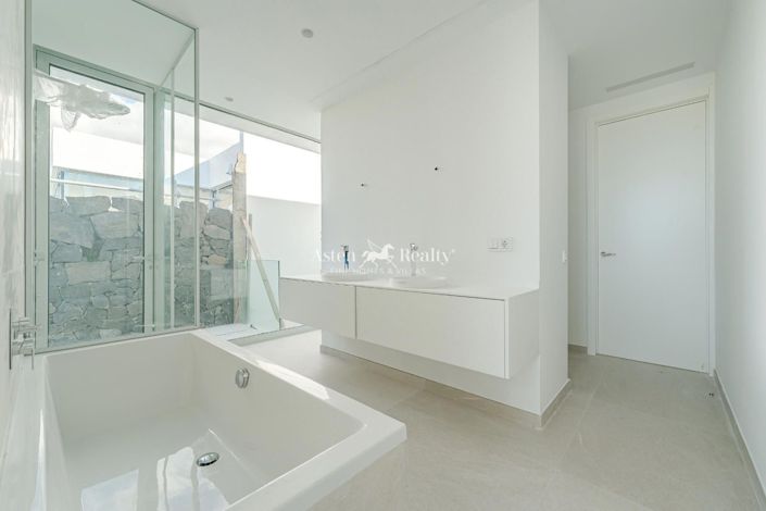 Image No.18-6 Bed Villa for sale