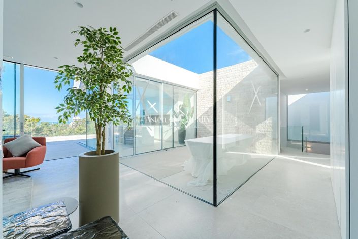 Image No.2-6 Bed Villa for sale