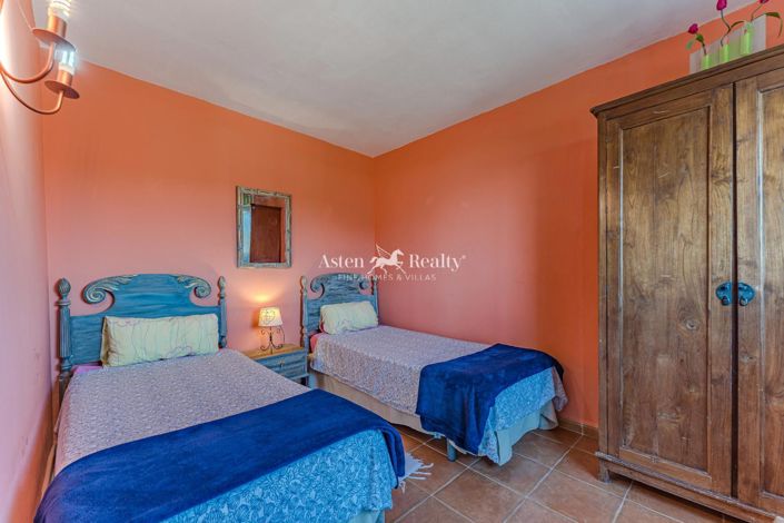 Image No.112-13 Bed Property for sale