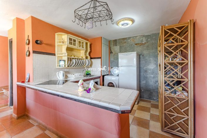 Image No.82-13 Bed Property for sale