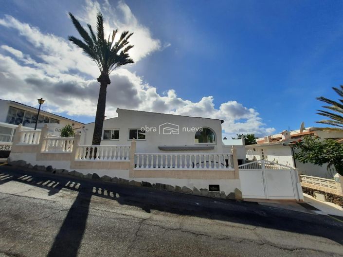 Image No.1-4 Bed House for sale