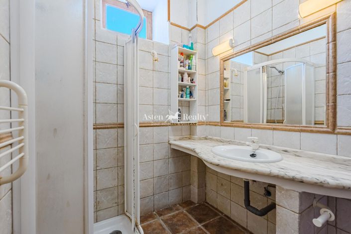 Image No.12-4 Bed House for sale