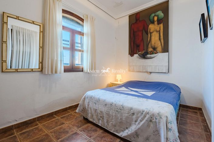 Image No.5-4 Bed House for sale