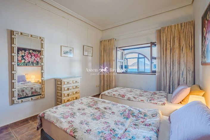 Image No.8-4 Bed House for sale