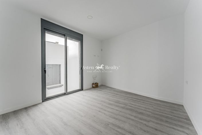 Image No.10-3 Bed House for sale