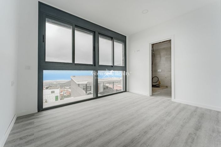 Image No.1-5 Bed House for sale
