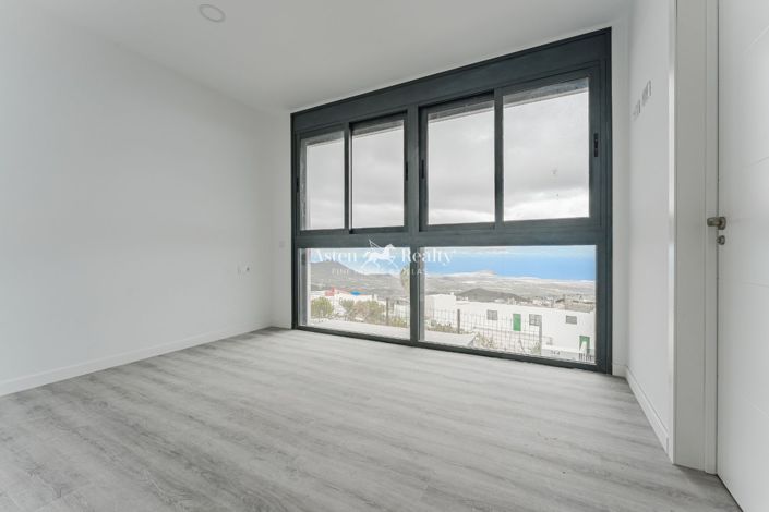 Image No.1-5 Bed House for sale
