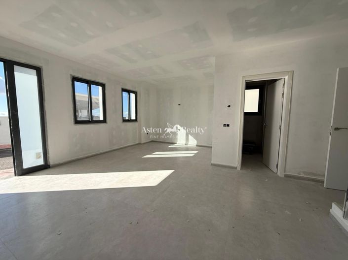 Image No.4-5 Bed House for sale