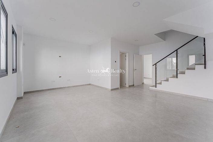 Image No.1-5 Bed House for sale