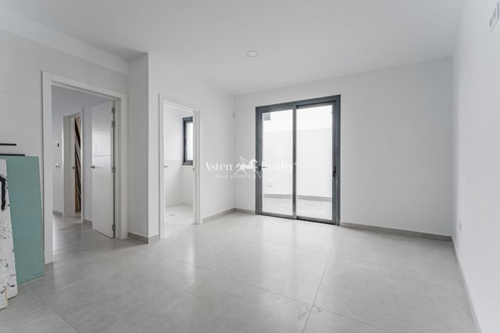 Image No.8-5 Bed House for sale