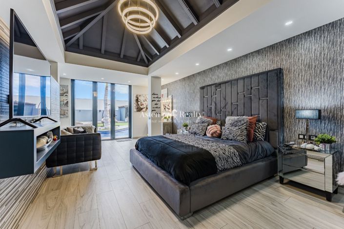 Image No.35-2 Bed Villa for sale