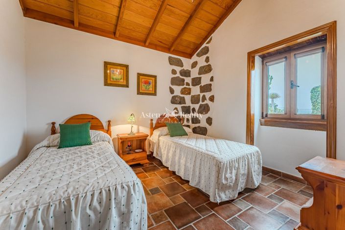 Image No.2-2 Bed House for sale