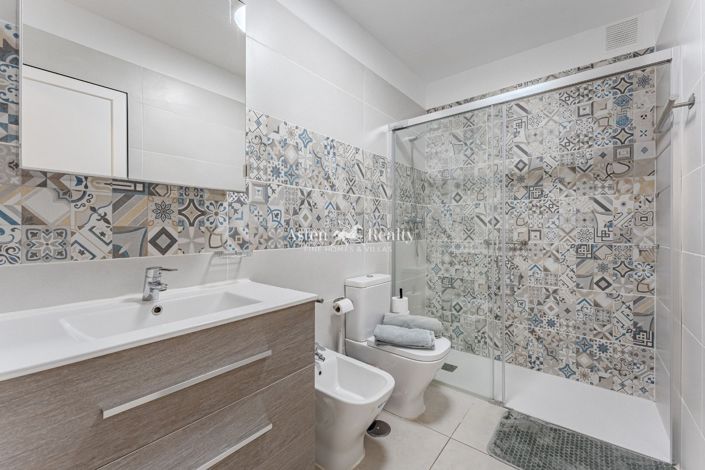 Image No.11-3 Bed House for sale