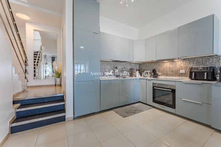 Image No.10-3 Bed House for sale