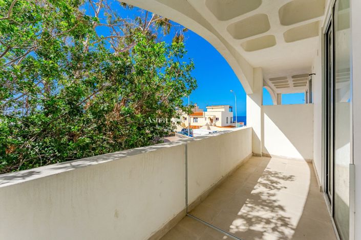 Image No.10-17 Bed Property for sale