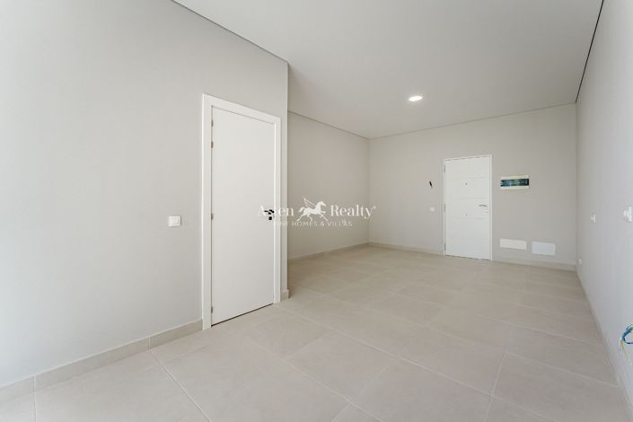 Image No.11-17 Bed Property for sale