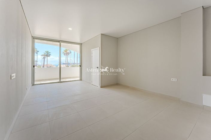 Image No.12-17 Bed Property for sale