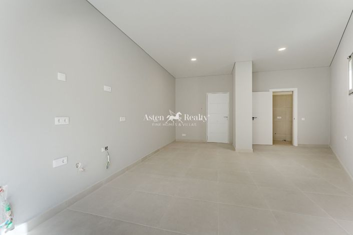 Image No.13-17 Bed Property for sale