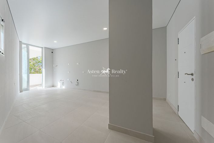 Image No.14-17 Bed Property for sale