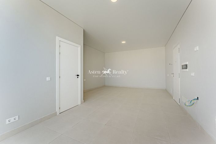 Image No.4-17 Bed Property for sale