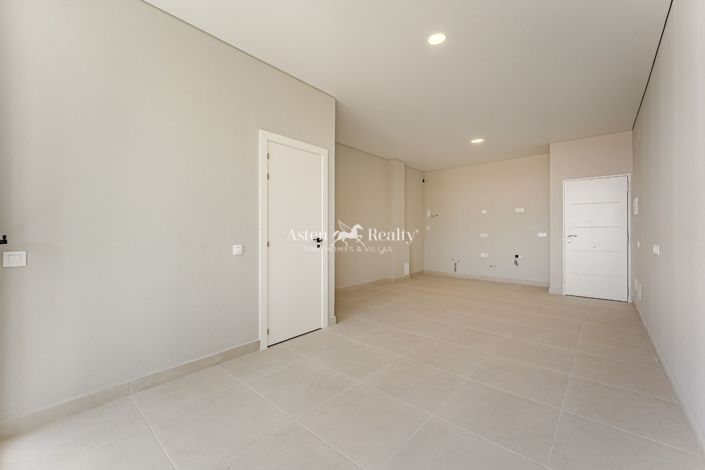 Image No.8-17 Bed Property for sale