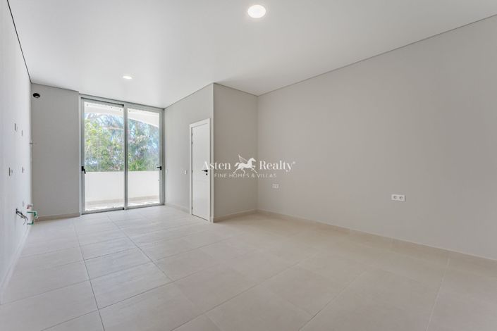 Image No.9-17 Bed Property for sale