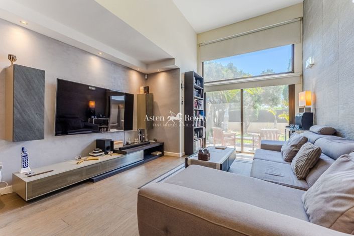 Image No.10-3 Bed House for sale