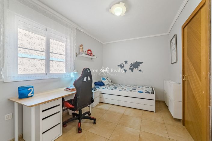 Image No.12-3 Bed House for sale