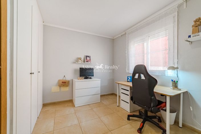 Image No.13-3 Bed House for sale