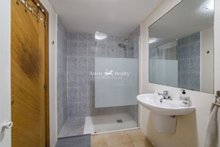 Image No.14-3 Bed House for sale