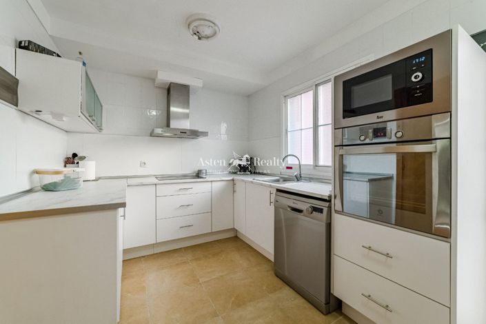 Image No.8-3 Bed House for sale