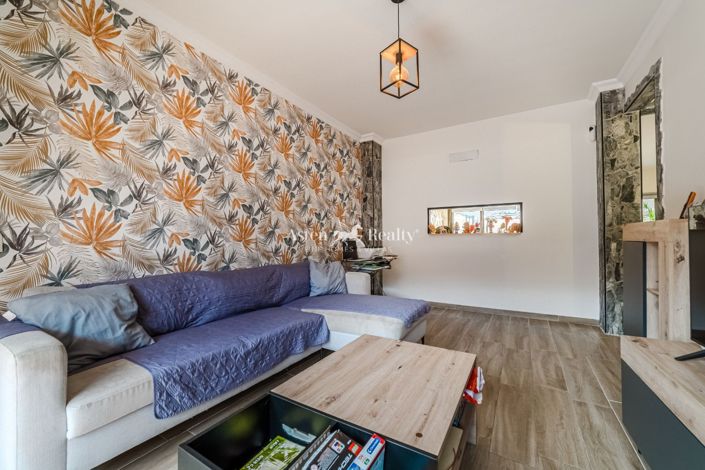 Image No.1-4 Bed House for sale