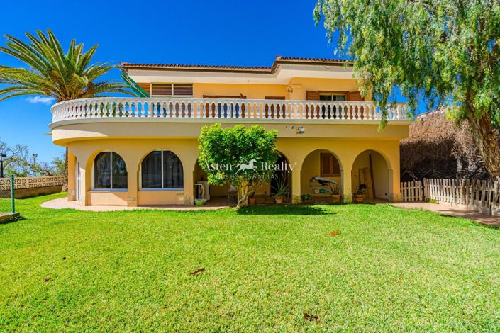 Image No.1-9 Bed Villa for sale
