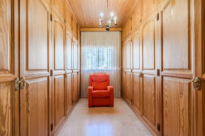 Image No.12-9 Bed Villa for sale