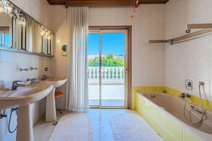 Image No.14-9 Bed Villa for sale