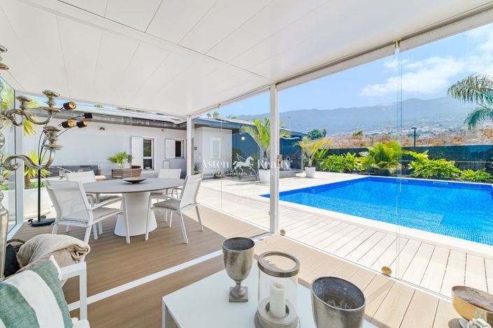Image No.1-4 Bed Villa for sale