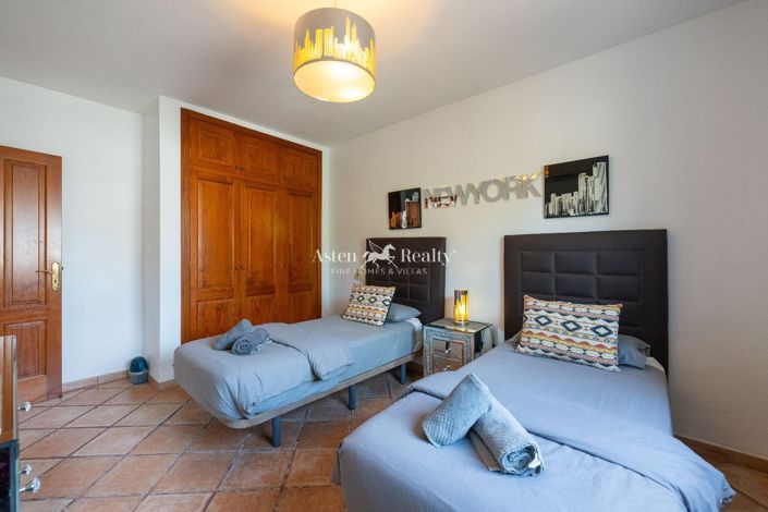 Image No.10-8 Bed Villa for sale