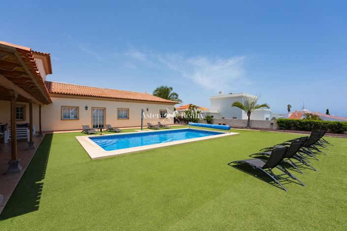 Image No.2-8 Bed Villa for sale