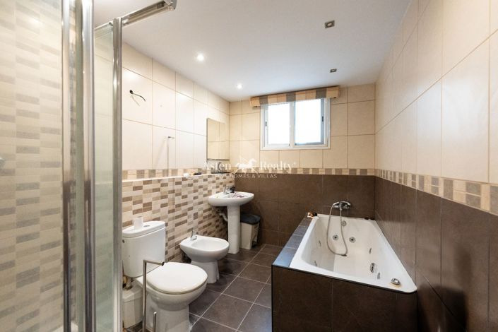 Image No.21-8 Bed Villa for sale